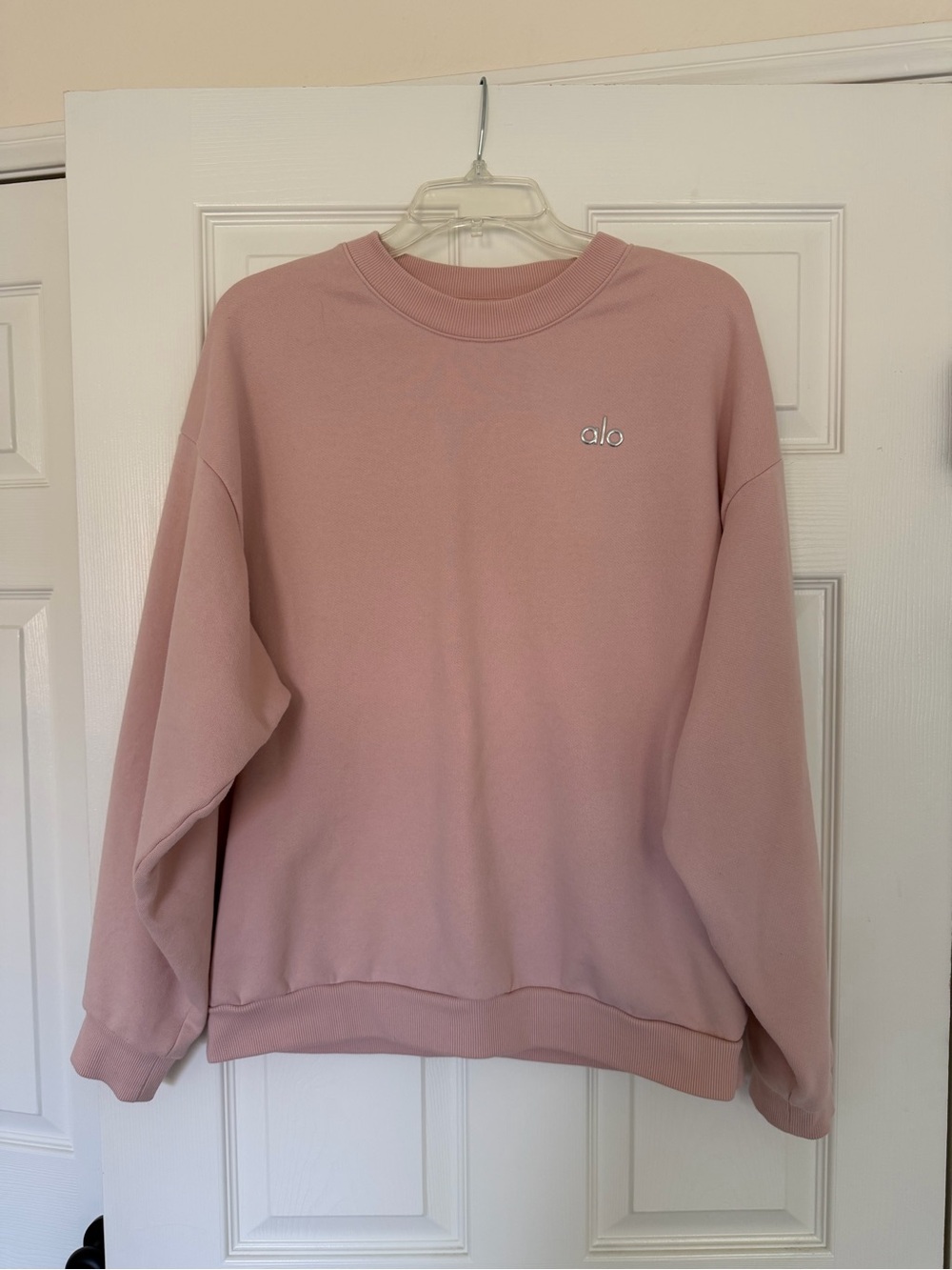 ALO Yoga Accolade Crewneck Sweatshirt in pink quartz - Picture 2 of 5